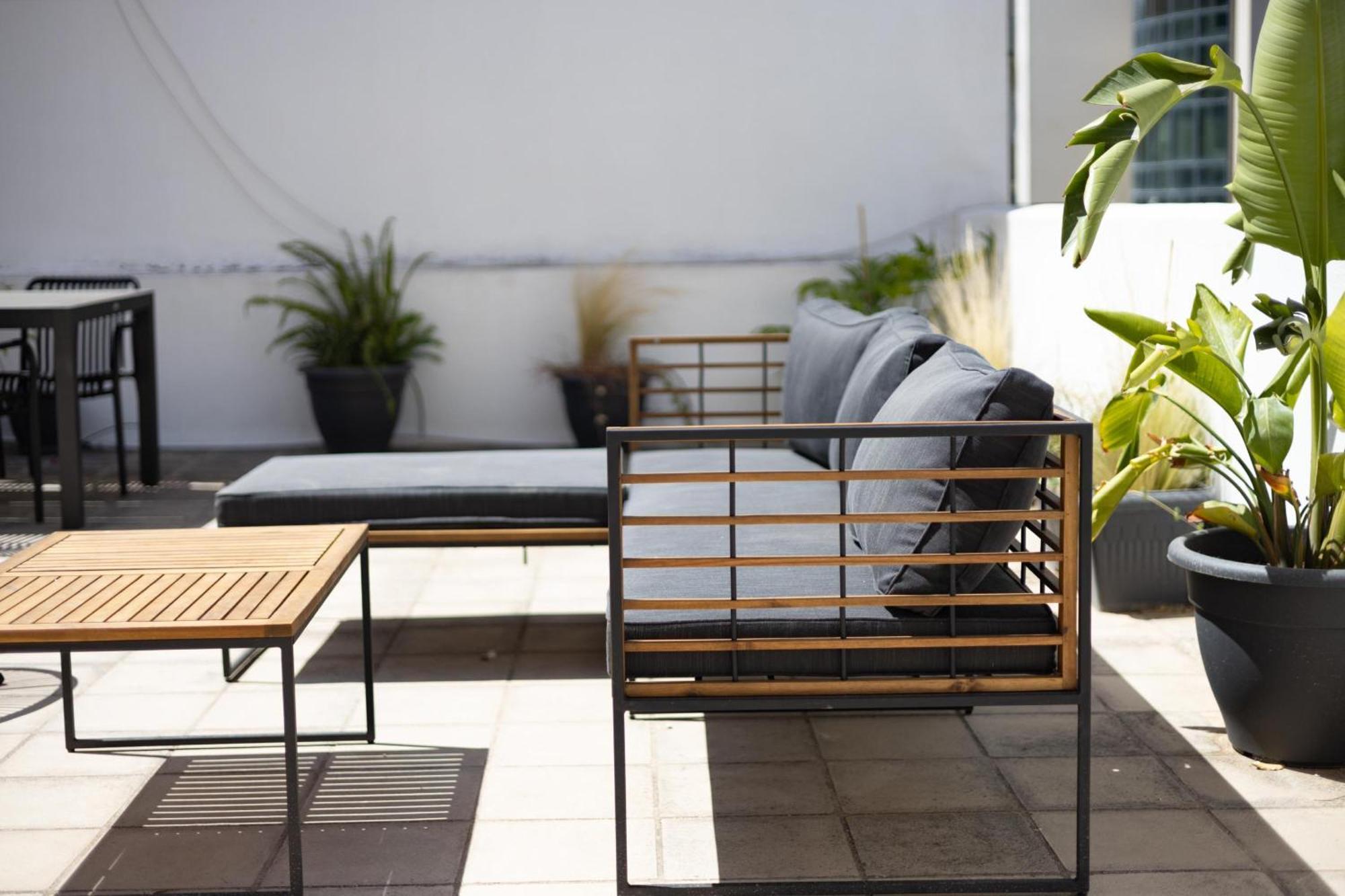Renovated 5 Bdr House Near Acropolis - New Beds, Terrace & Green Yard Афины Экстерьер фото