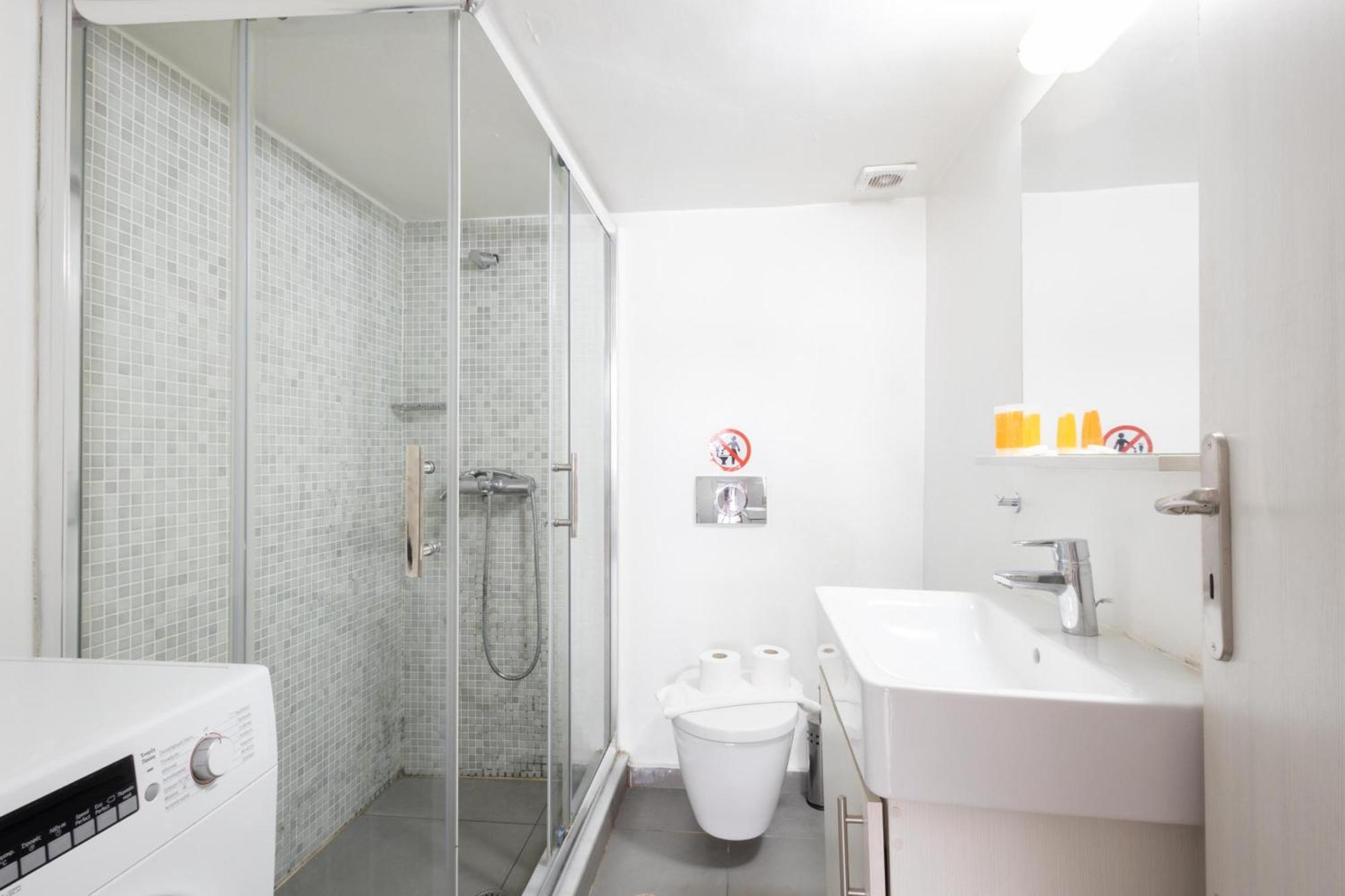 Renovated 5 Bdr House Near Acropolis - New Beds, Terrace & Green Yard Афины Экстерьер фото