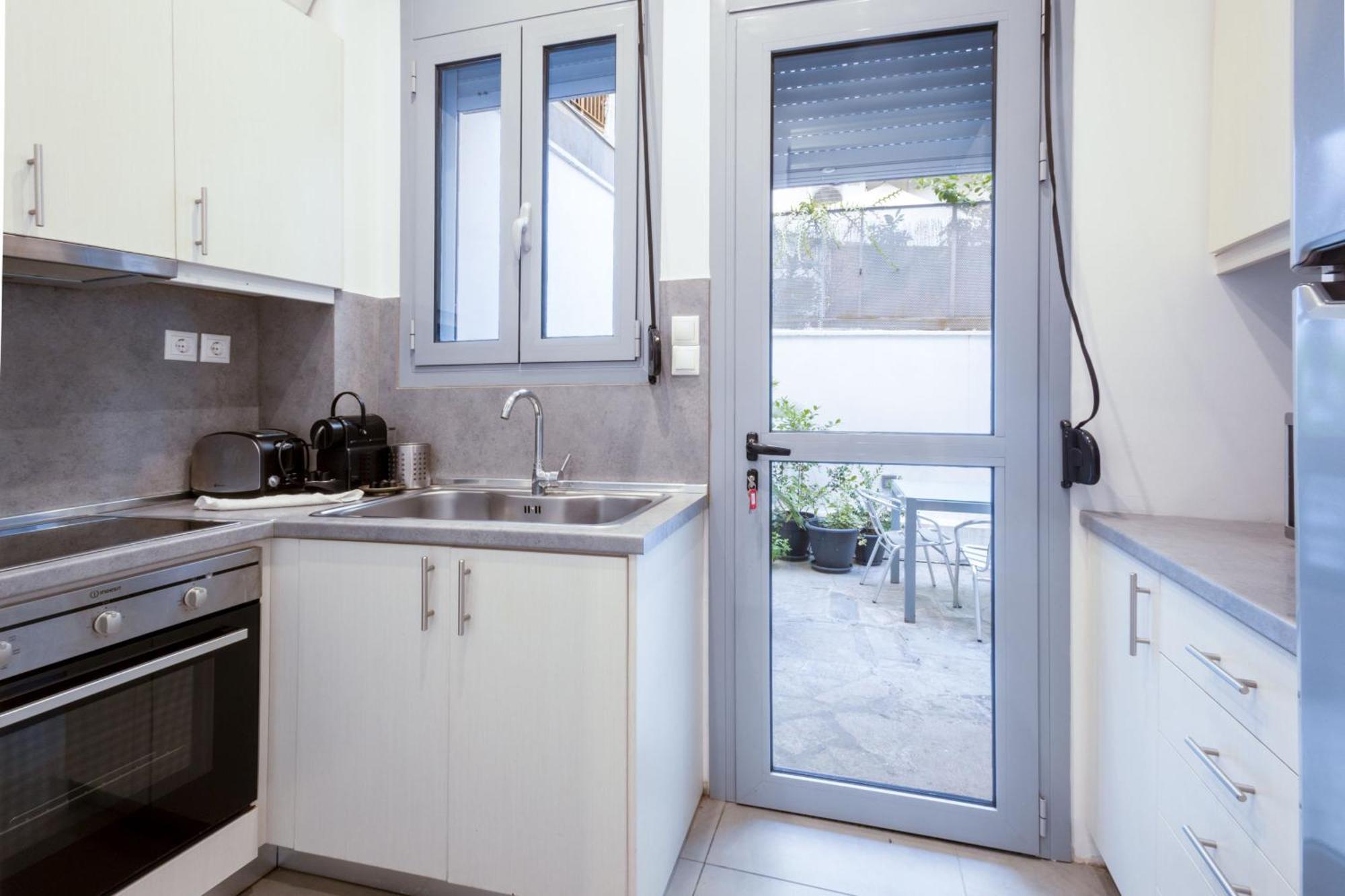 Renovated 5 Bdr House Near Acropolis - New Beds, Terrace & Green Yard Афины Экстерьер фото