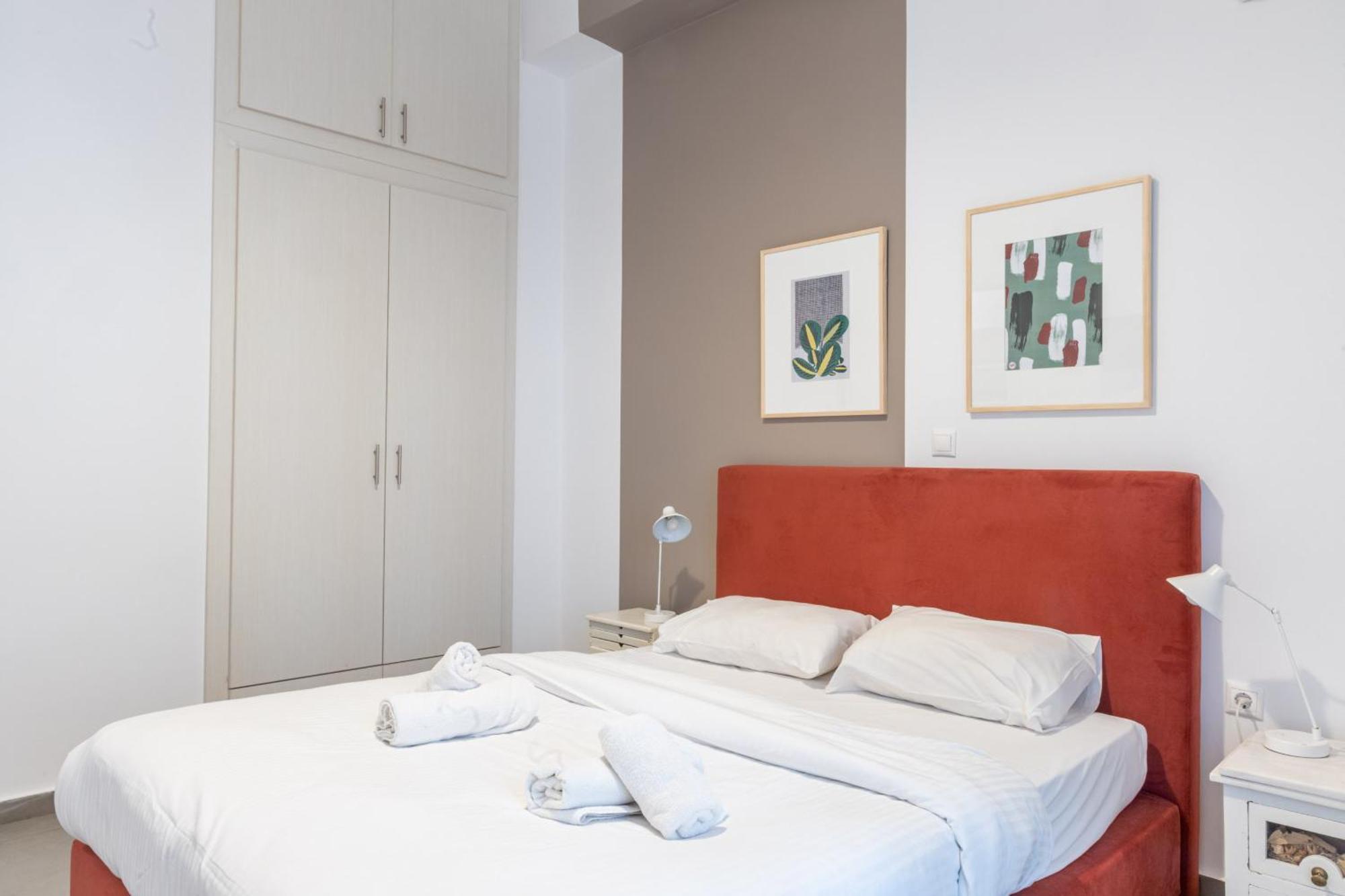 Renovated 5 Bdr House Near Acropolis - New Beds, Terrace & Green Yard Афины Экстерьер фото